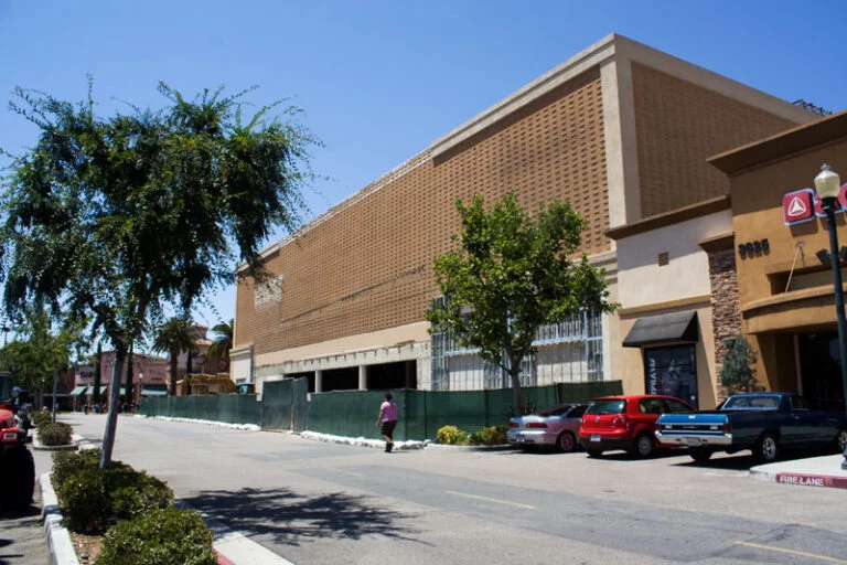 2013 - New tenants for the former Harris' building at Riverside Plaza (RXSQ)