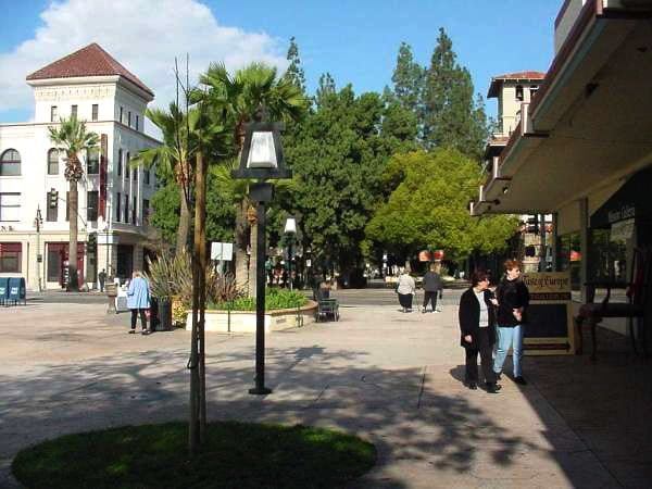 2002 – The Main Street pedestrian mall in downtown Riverside (RXSQ)