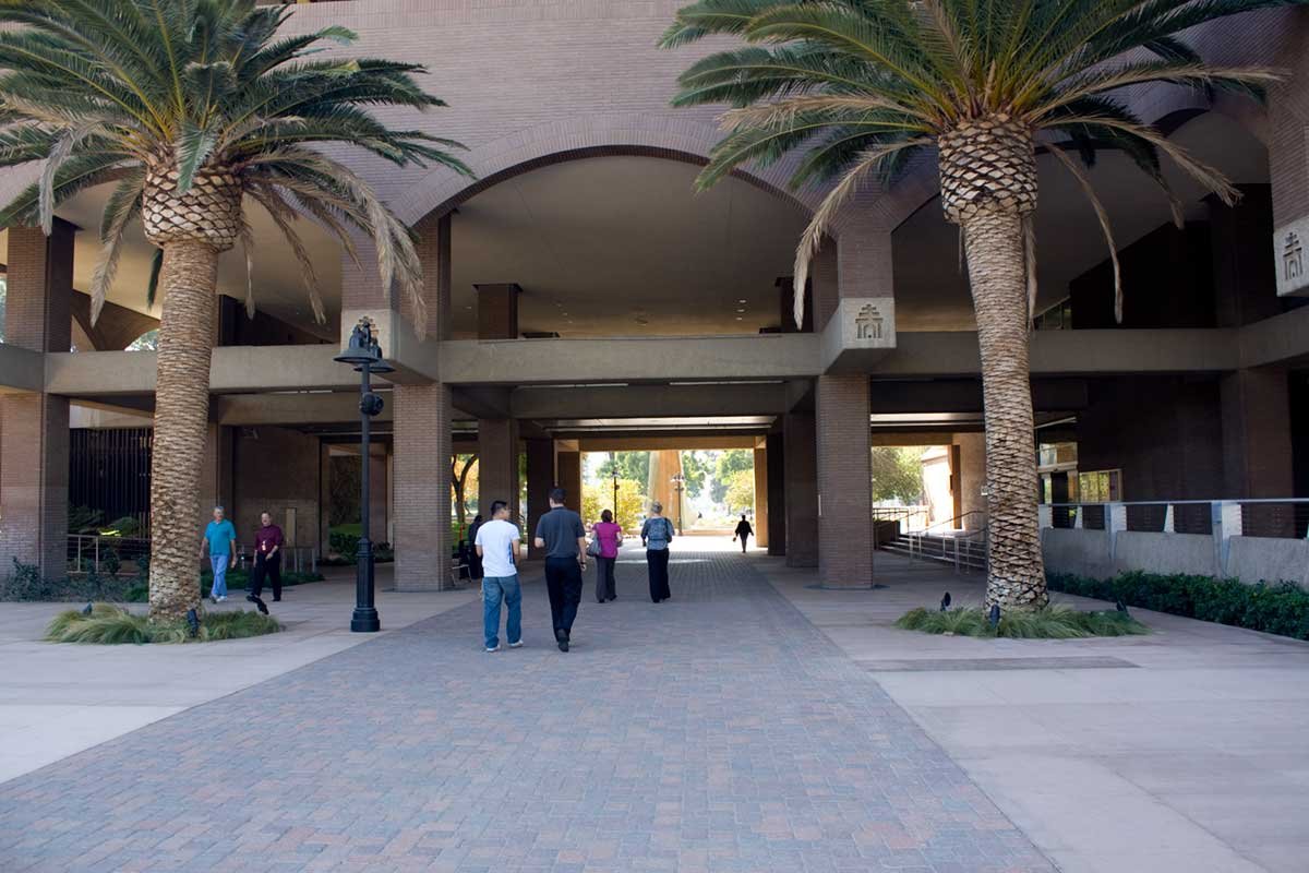 2009 - City Hall portico spanning the pedestrian mall (RXSQ)
